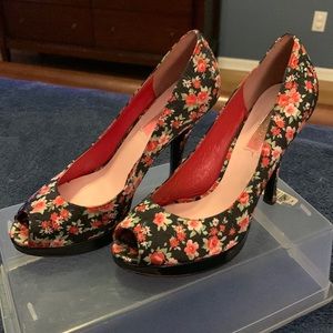 Betsy Johnson floral peep toe heels with paten leather accent
